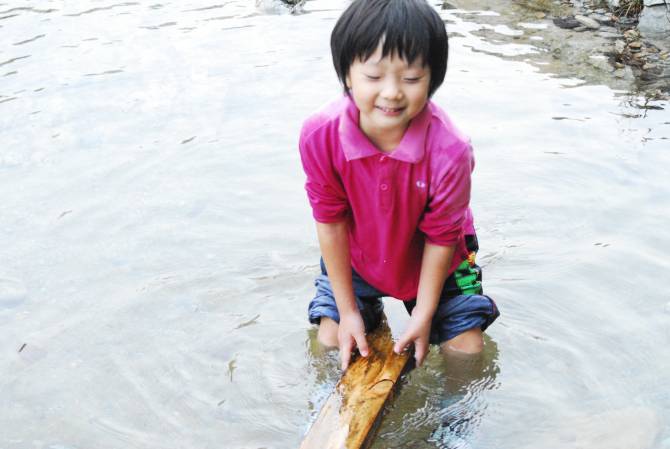 水に入る子供の頃のンホ