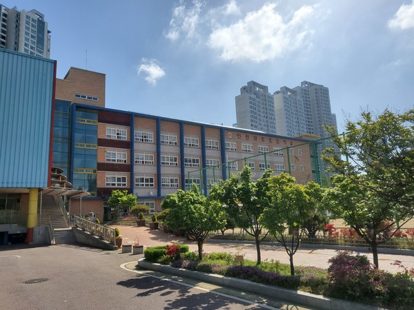 仁川原洞小学校を卒業