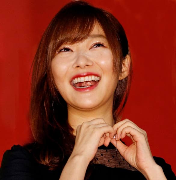 指原莉乃の出身高校はクラーク記念国際!同級生のSnow Manメンバーとの思い出も