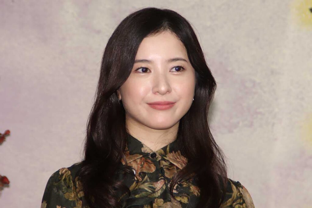 吉高由里子は慶応大学出身ではない!学歴の真相と誤情報が広まった3つの理由