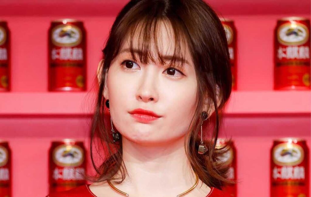 小嶋陽菜の学歴を徹底解説！高校転校の真相や大学進学しなかった理由、家族の教育方針まで