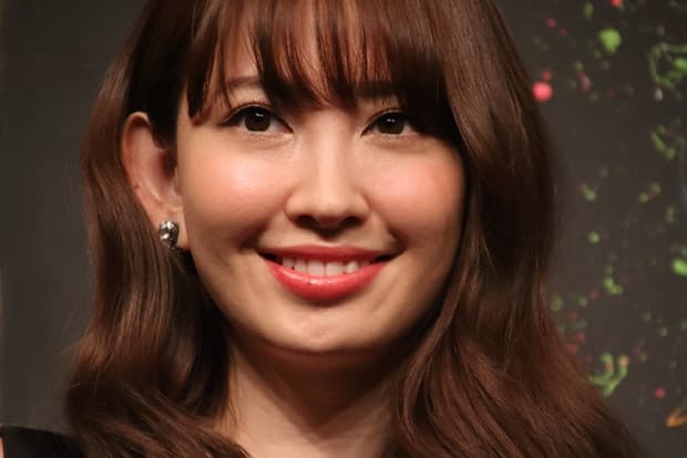 小嶋陽菜の学歴を徹底解説！高校転校の真相や大学進学しなかった理由、家族の教育方針まで