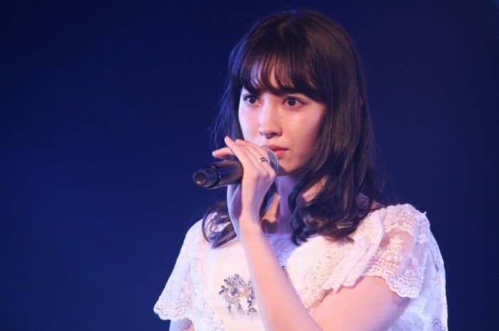 小嶋陽菜の学歴を徹底解説！高校転校の真相や大学進学しなかった理由、家族の教育方針まで