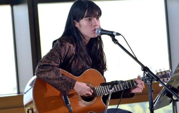 あいみょんの出身高校は兵庫県立西宮南高校!中退と編入を経て見つけた音楽への道