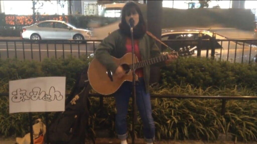 あいみょんの出身高校は兵庫県立西宮南高校!中退と編入を経て見つけた音楽への道